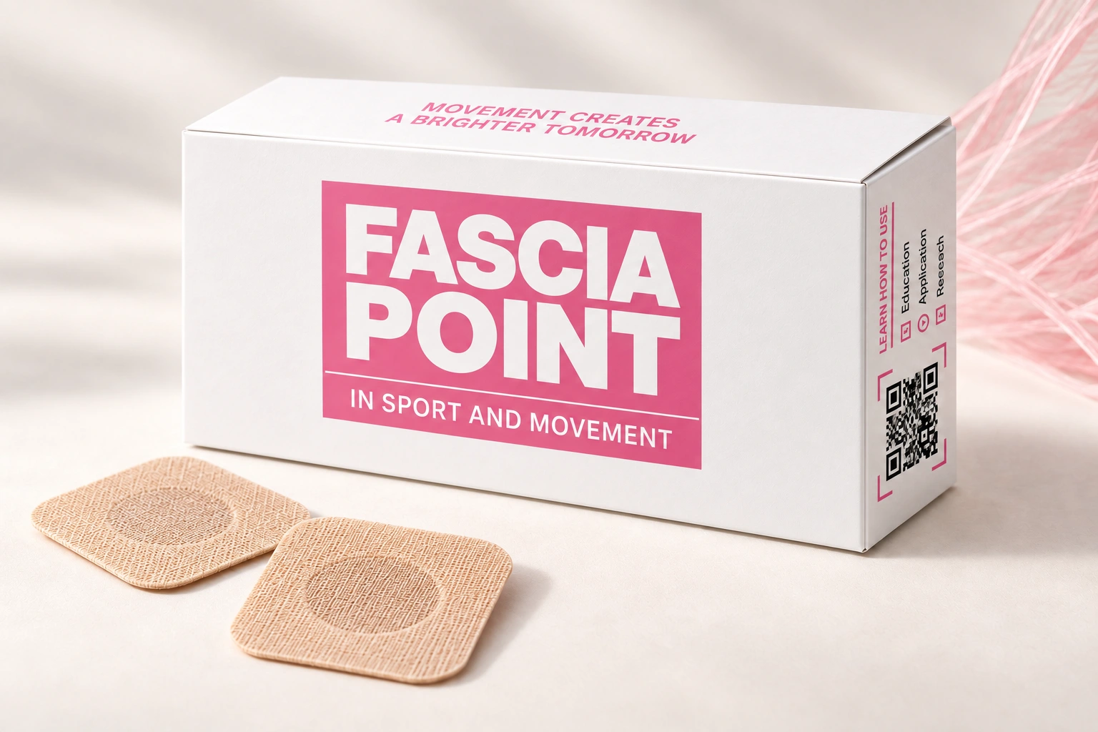 Fascia Point 白色橫式包裝與筋膜貼合成示意，右側附 MUNI ONE QR Code